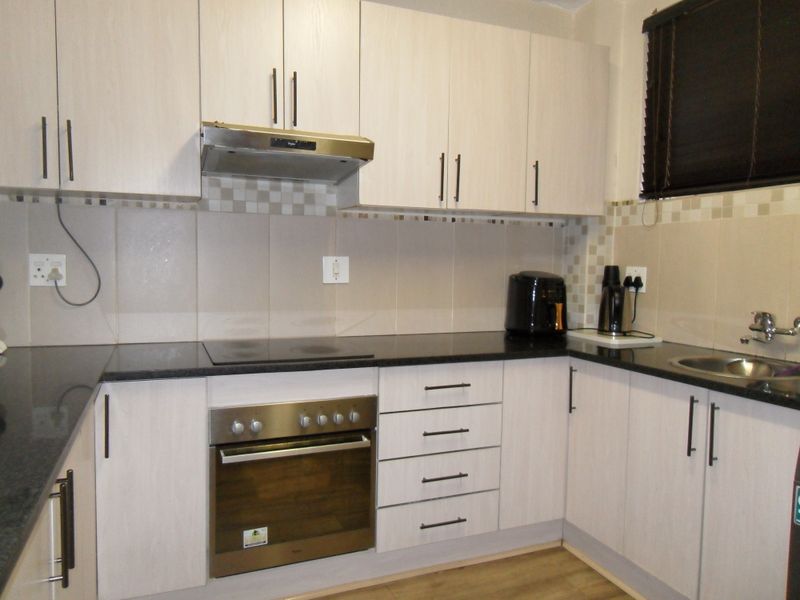 Ground Floor Townhouse For Sale - Photo 5