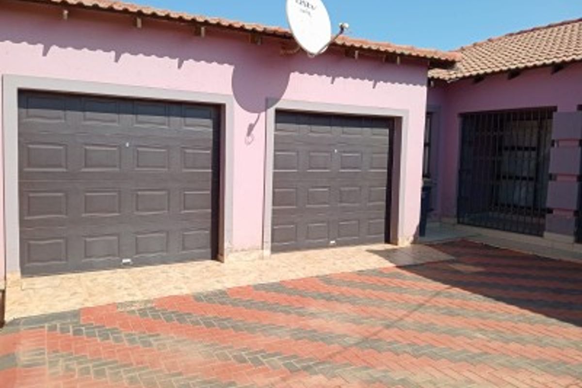 Residence awaiting your personal touch in Lawley Ext 3 - Photo 2