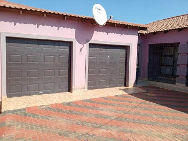 Residence awaiting your personal touch in Lawley Ext 3 - Photo 2