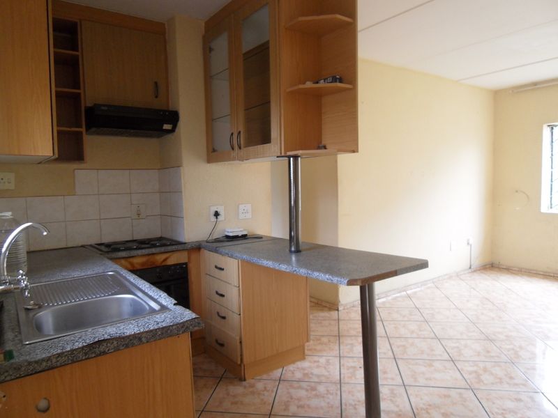 Townhouse For Sale - Photo 7