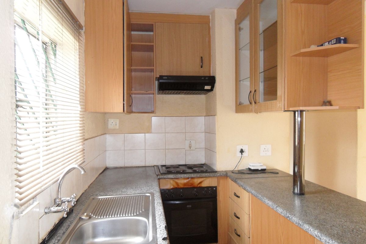 Townhouse For Sale - Photo 4