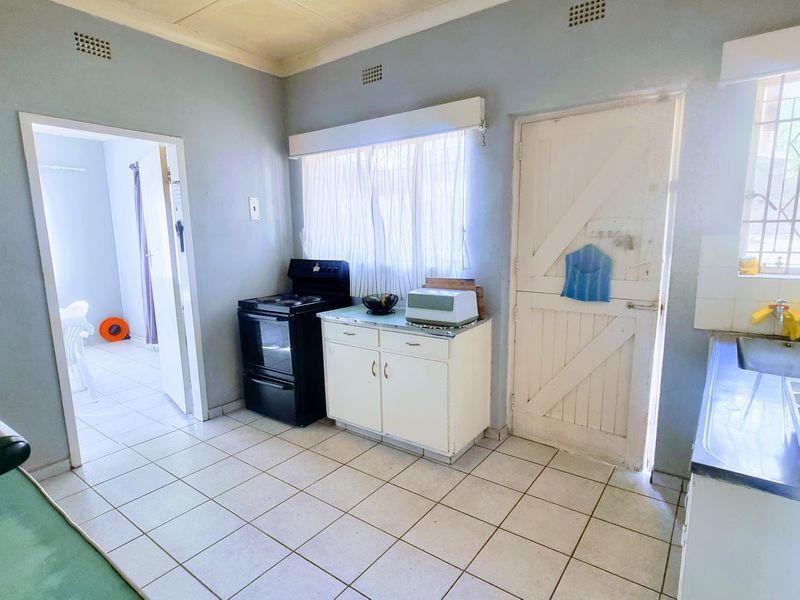 3 BEDROOMS HOME FOR SALE IN THE HEART OF LINMEYER FOR R 1,330,000 - Photo 8