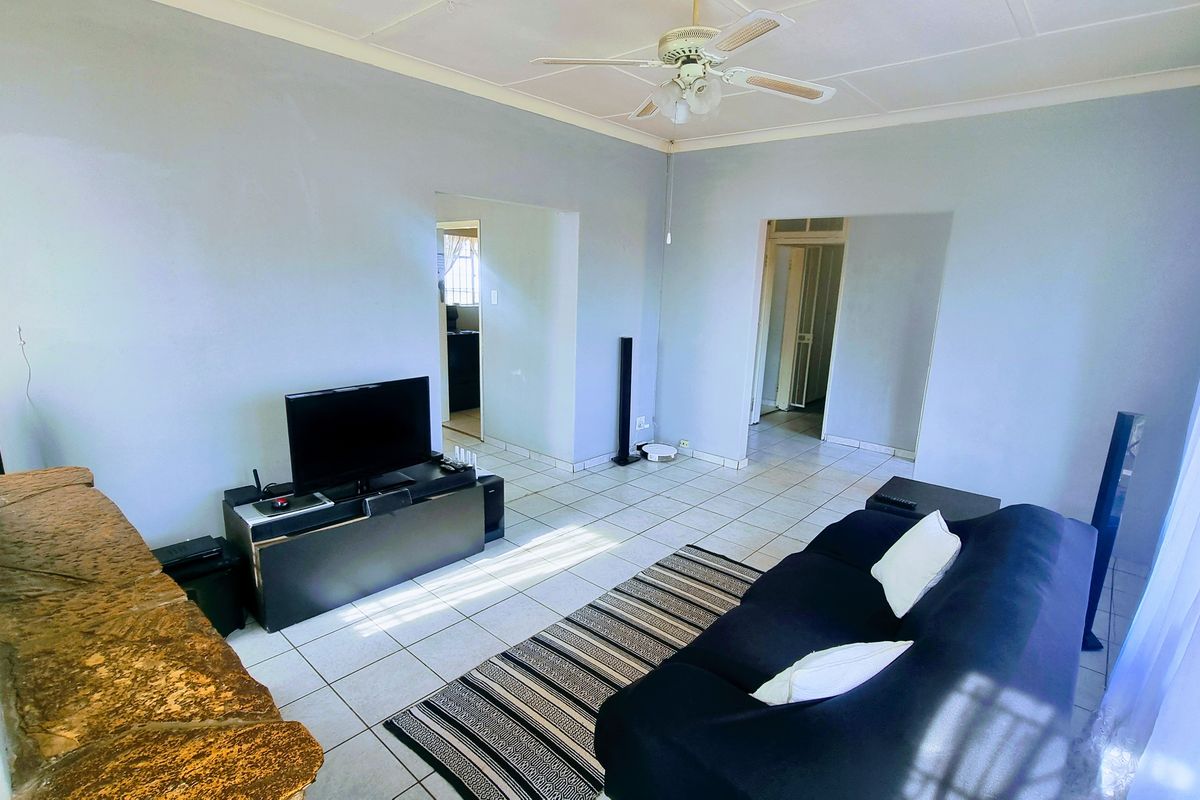 3 BEDROOMS HOME FOR SALE IN THE HEART OF LINMEYER FOR R 1,330,000 - Photo 4