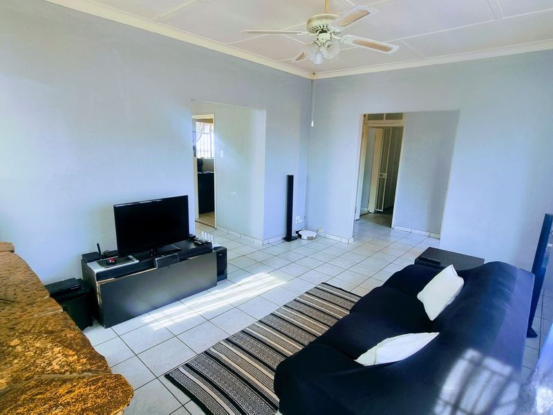 3 BEDROOMS HOME FOR SALE IN THE HEART OF LINMEYER FOR R 1,330,000 - Photo 4
