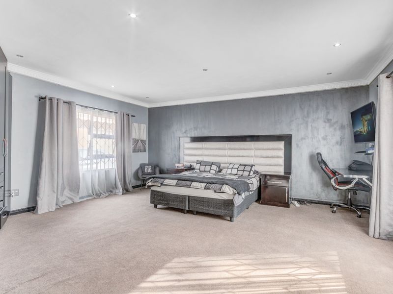 Freestanding Pending Sale In Sandton - Photo 10