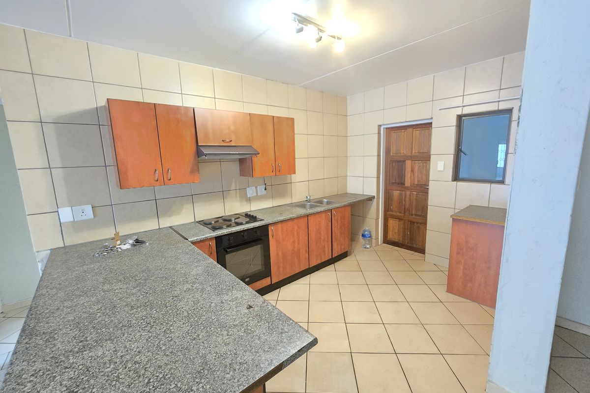 Stunning 2-bedroom apartment for sale in Northgate, Randburg—modern living in a prime location! - Photo 4