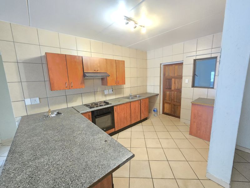 Stunning 2-bedroom apartment for sale in Northgate, Randburg—modern living in a prime location! - Photo 4
