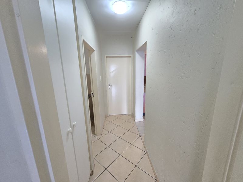 Stunning 2-bedroom apartment for sale in Northgate, Randburg—modern living in a prime location! - Photo 8