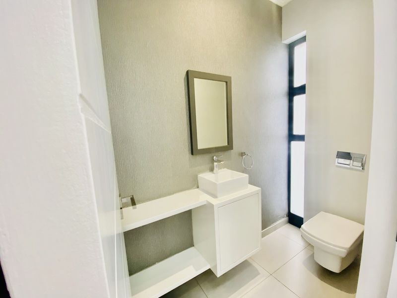 4 Bedroom Townhouse for sale in Sandown - Prestigious, Wealthy Suburb - Photo 6