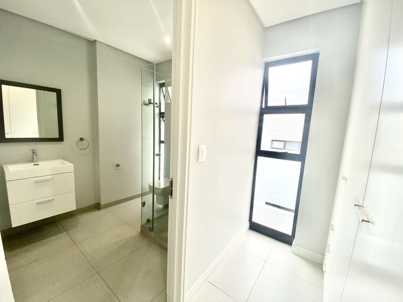 4 Bedroom Townhouse to let in Sandown - Prestigious, Wealthy Suburb - Photo 9