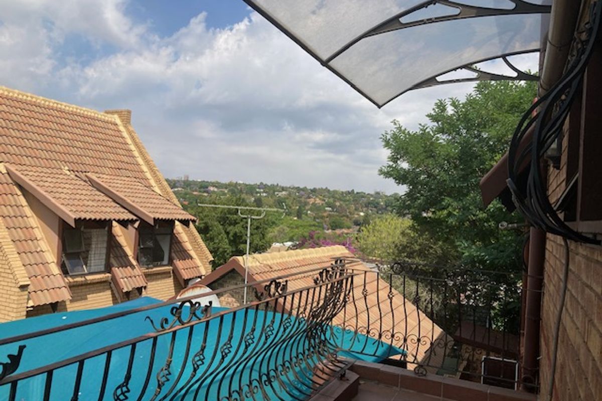 Very spacious 3 Bedroom Apartment For Sale - Photo 5