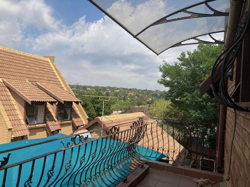 Very spacious 3 Bedroom Apartment For Sale - Photo 5