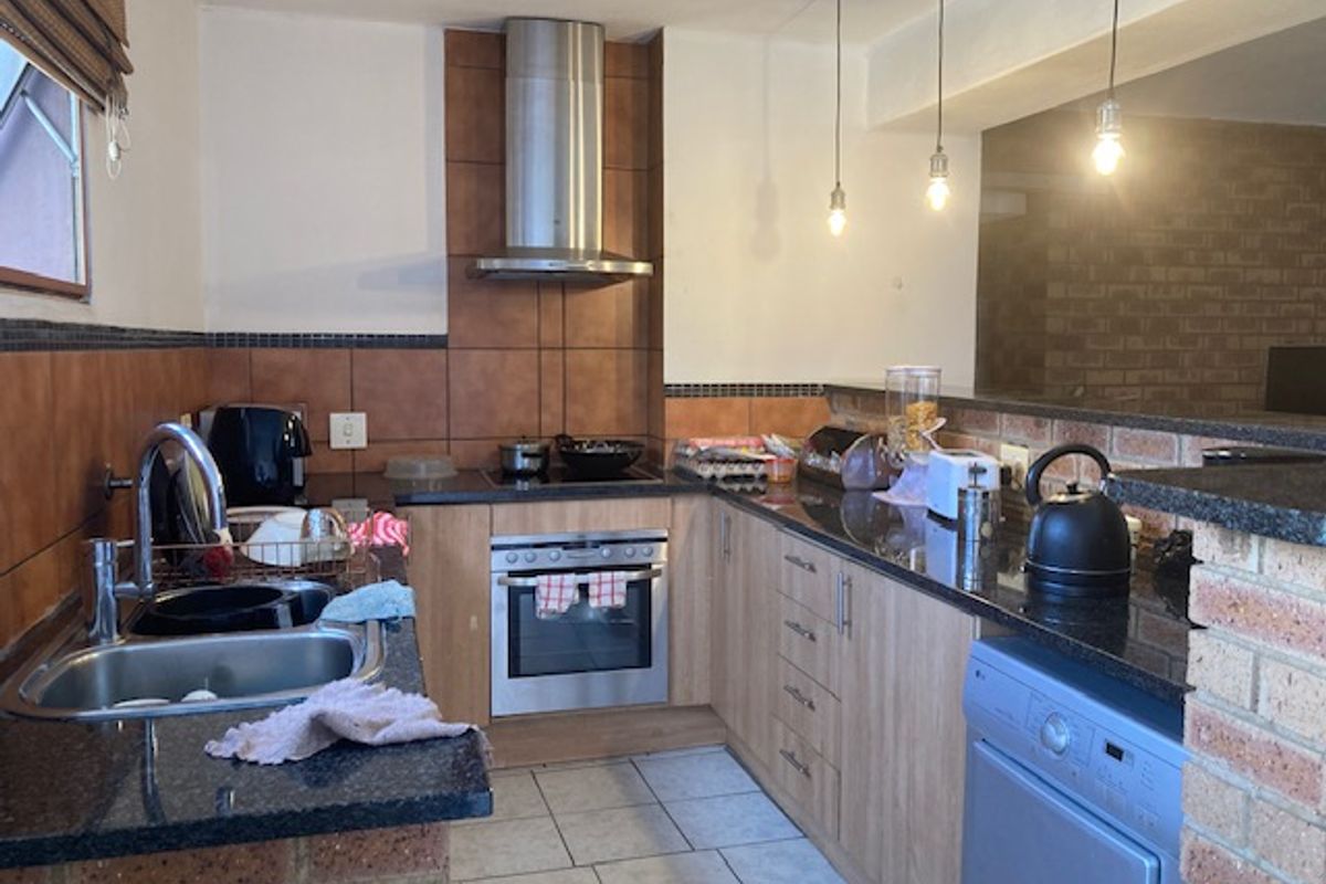 Very spacious 3 Bedroom Apartment For Sale - Photo 2