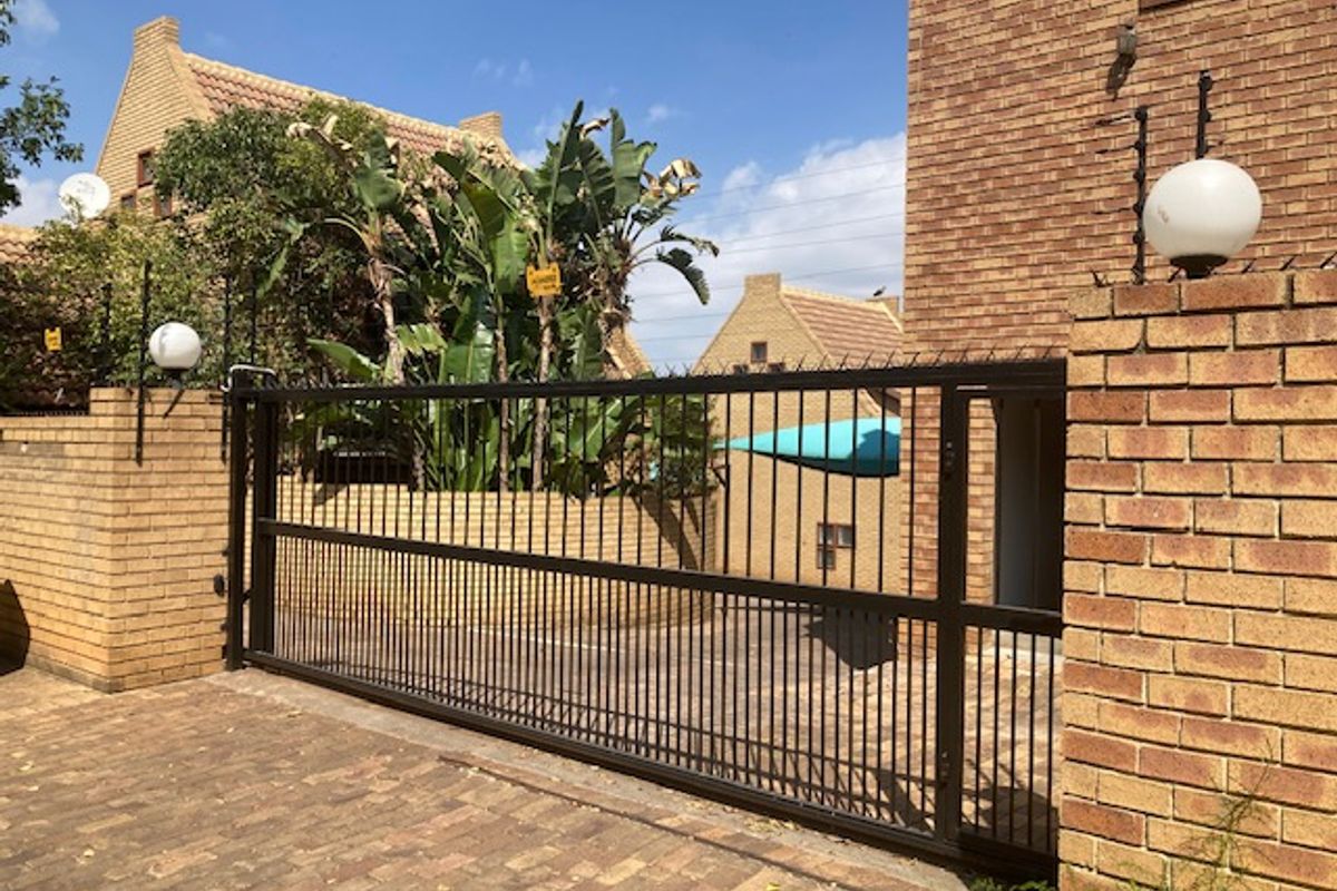 Very spacious 3 Bedroom Apartment For Sale - Photo 4