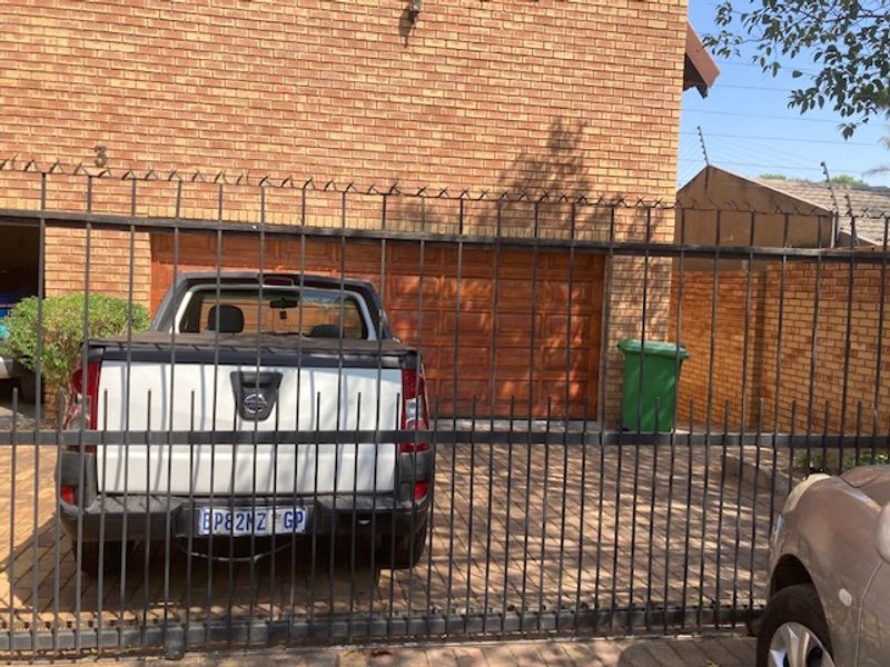 Very spacious 3 Bedroom Apartment For Sale - Photo 7