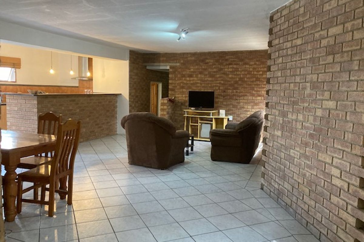 Very spacious 3 Bedroom Apartment For Sale - Photo 3