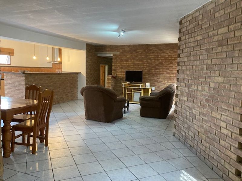 Very spacious 3 Bedroom Apartment For Sale - Photo 3