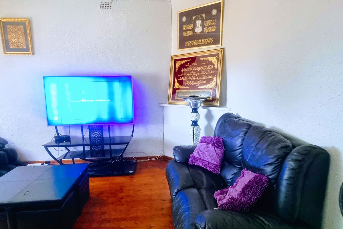 3 BEDROOMS HOUSE FOR SALE IN BRIXTON READY TO MOVE IN WITH 2 SEPARATE COTTAGES - Photo 4