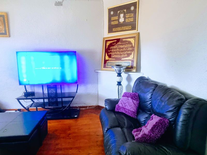 3 BEDROOMS HOUSE FOR SALE IN BRIXTON READY TO MOVE IN WITH 2 SEPARATE COTTAGES - Photo 4