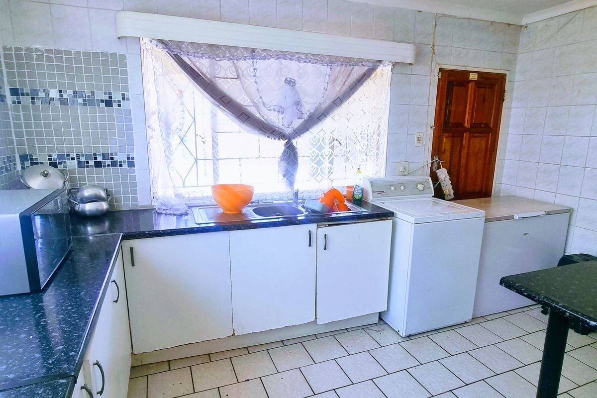 3 BEDROOMS HOUSE FOR SALE IN BRIXTON READY TO MOVE IN WITH 2 SEPARATE COTTAGES - Photo 5