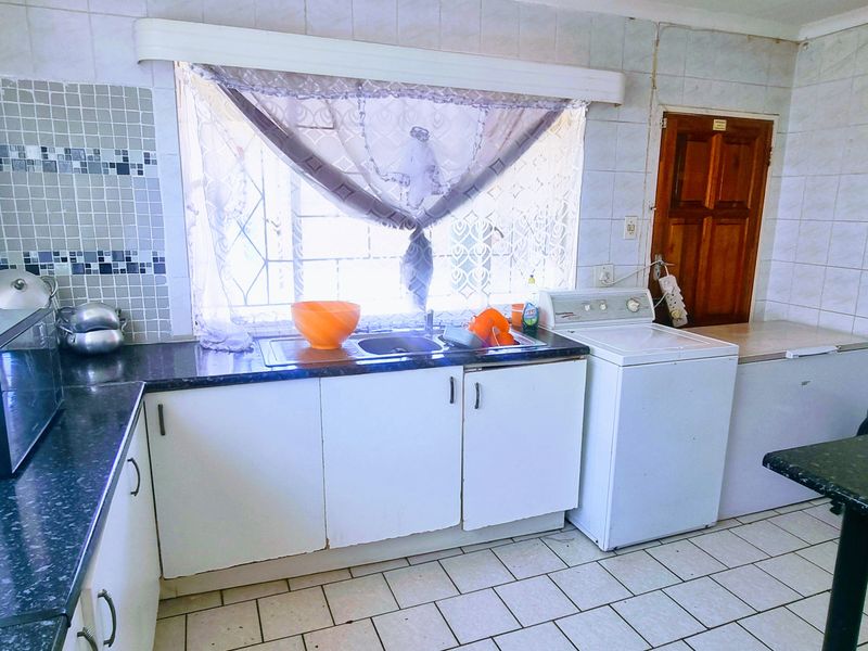 3 BEDROOMS HOUSE FOR SALE IN BRIXTON READY TO MOVE IN WITH 2 SEPARATE COTTAGES - Photo 5