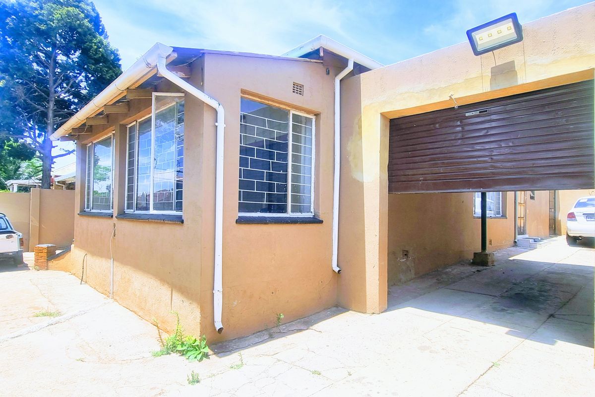 3 BEDROOMS HOUSE FOR SALE IN BRIXTON READY TO MOVE IN WITH 2 SEPARATE COTTAGES - Photo 2