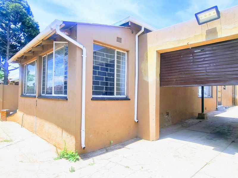 3 BEDROOMS HOUSE FOR SALE IN BRIXTON READY TO MOVE IN WITH 2 SEPARATE COTTAGES - Photo 2