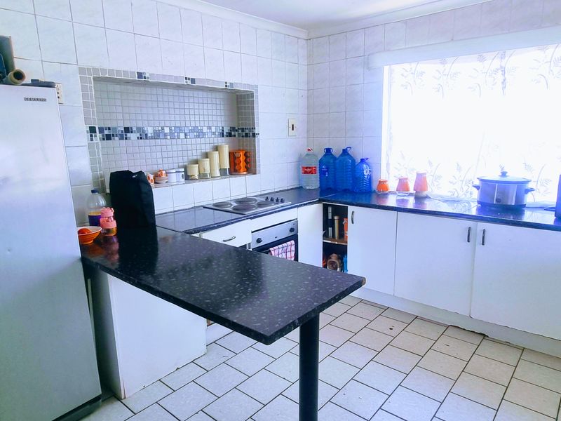 3 BEDROOMS HOUSE FOR SALE IN BRIXTON READY TO MOVE IN WITH 2 SEPARATE COTTAGES - Photo 6