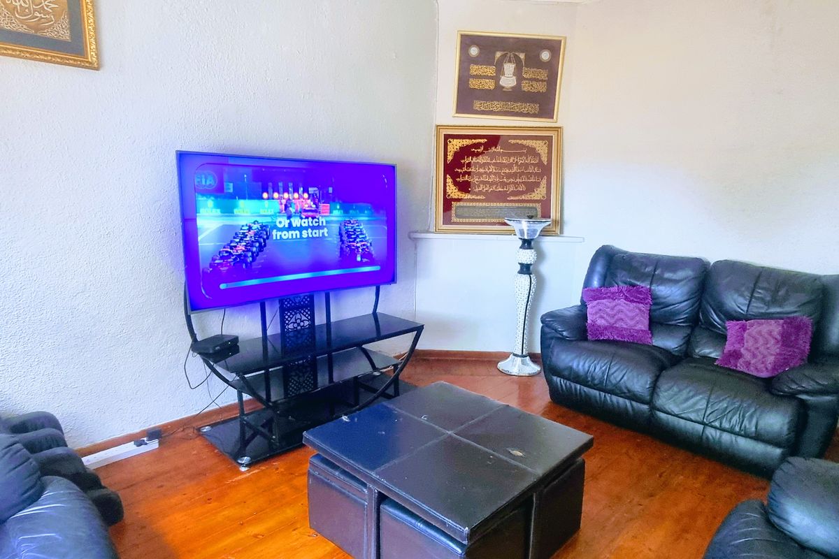 3 BEDROOMS HOUSE FOR SALE IN BRIXTON READY TO MOVE IN WITH 2 SEPARATE COTTAGES - Photo 3