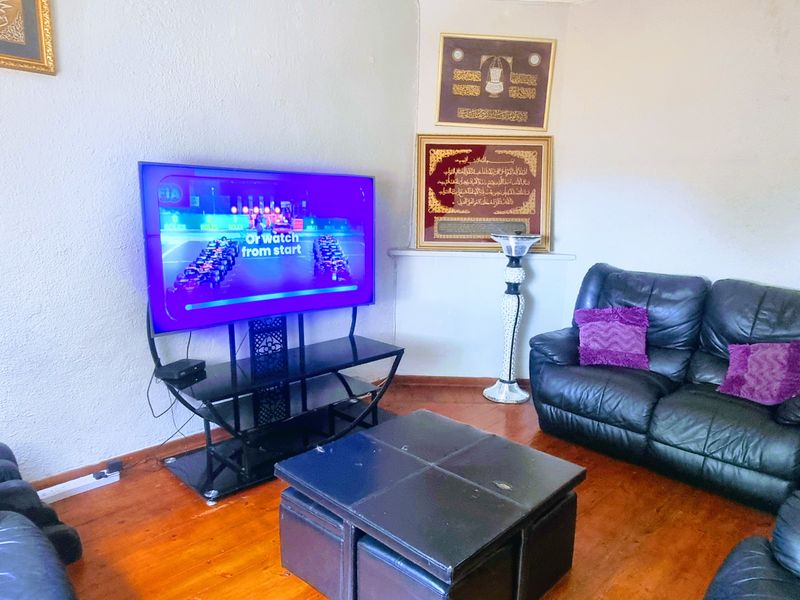 3 BEDROOMS HOUSE FOR SALE IN BRIXTON READY TO MOVE IN WITH 2 SEPARATE COTTAGES - Photo 3