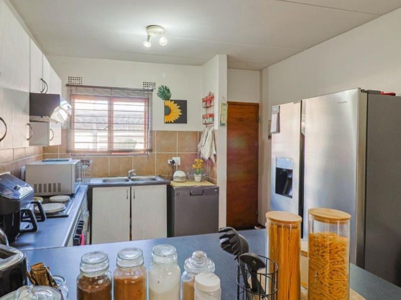 Ground floor 2 bedroom unit for sale in Northworld don't miss out! - Photo 3