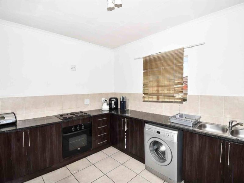 2bedroom Family Home in Stamford Closed Complex - Photo 3