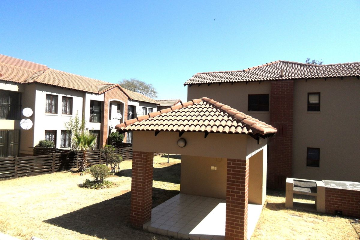 Ground Floor Townhouse For Sale - Photo 2