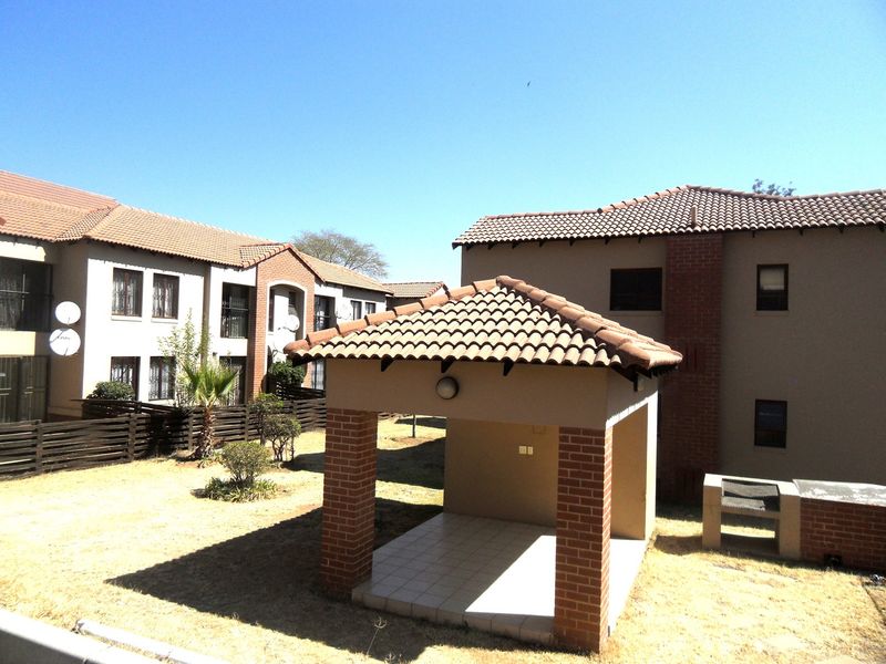 Ground Floor Townhouse For Sale - Photo 2