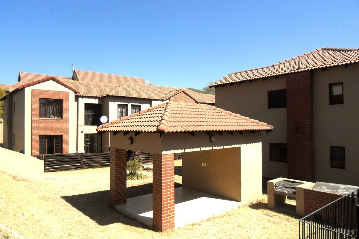 Ground Floor Townhouse For Sale - Photo 3