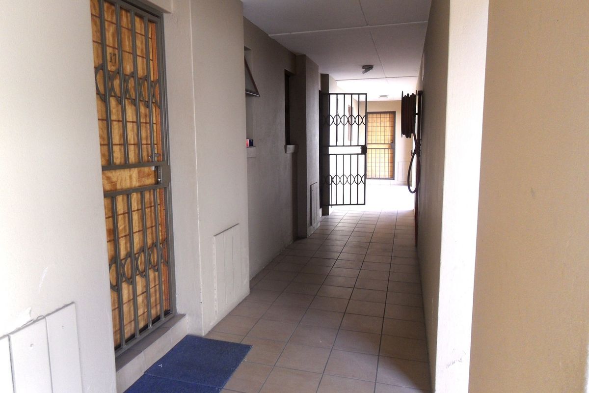 Ground Floor Townhouse For Sale - Photo 5