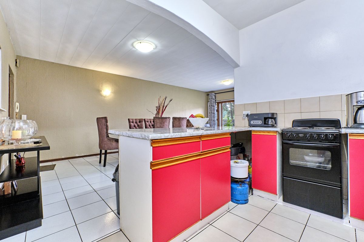 Charming 1 Bedroom Secure Garden Simplex in Corlett Gardens - Photo 5