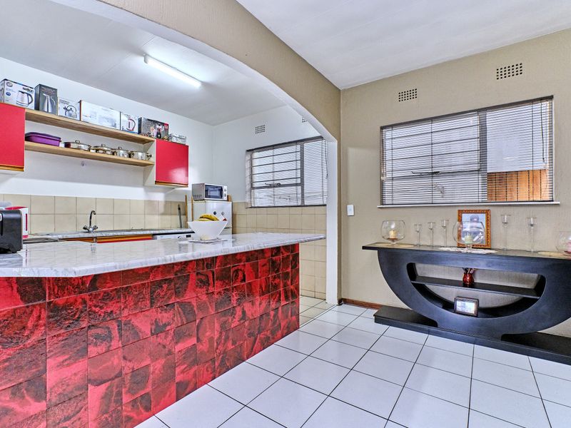 Charming 1 Bedroom Secure Garden Simplex in Corlett Gardens - Photo 7