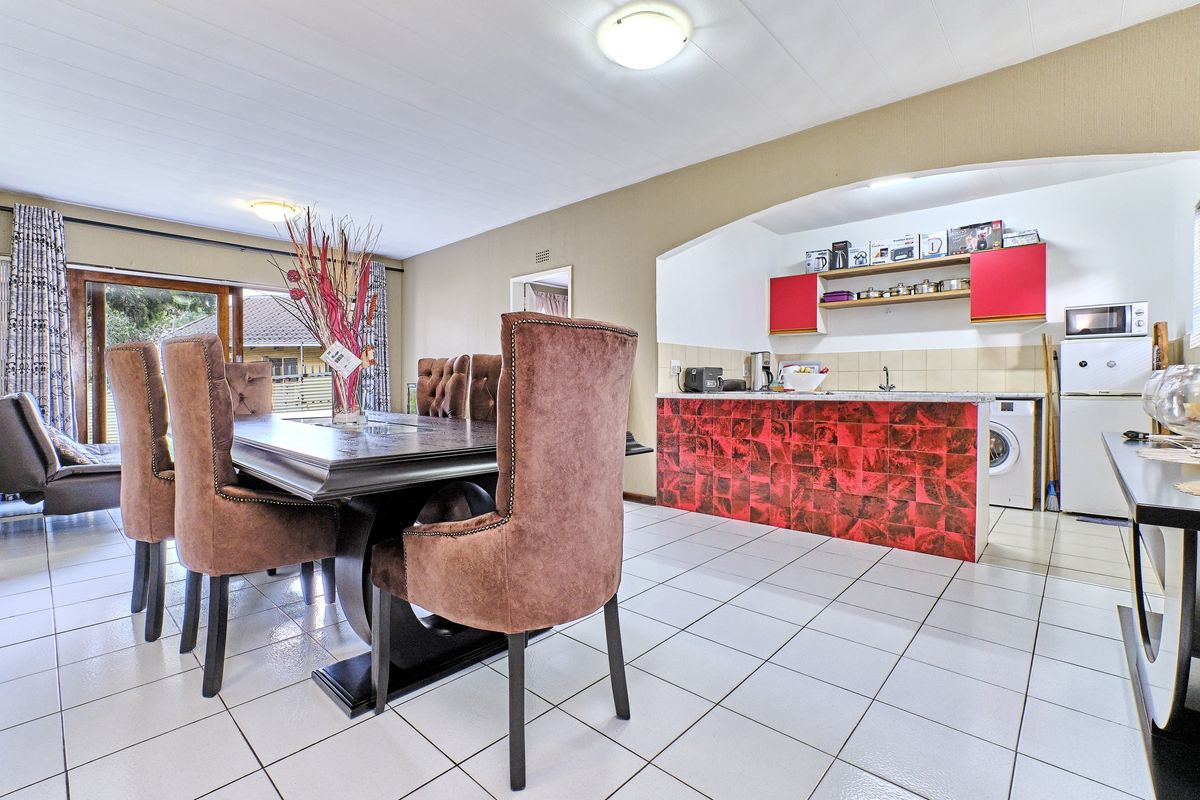 Charming 1 Bedroom Secure Garden Simplex in Corlett Gardens - Photo 2