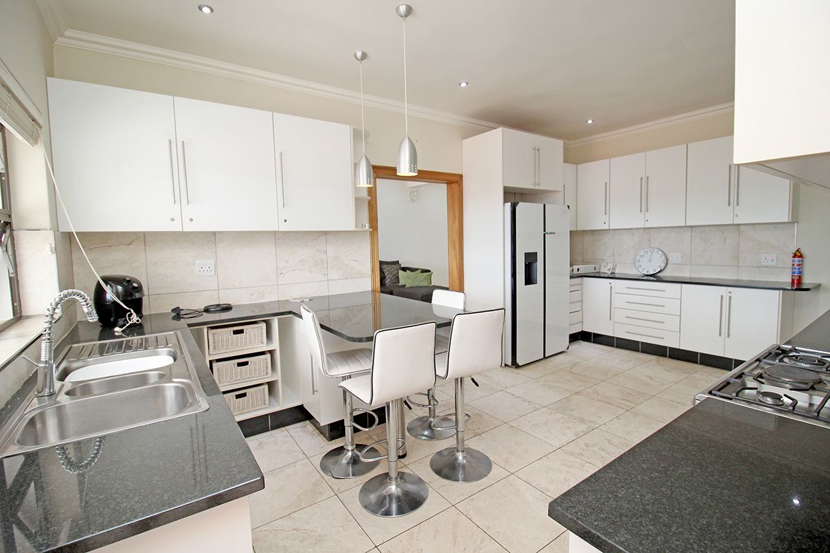 Stunning 8 bedroom freestanding home in Cyrildene, Johannesburg perfect for families or investment - Photo 5