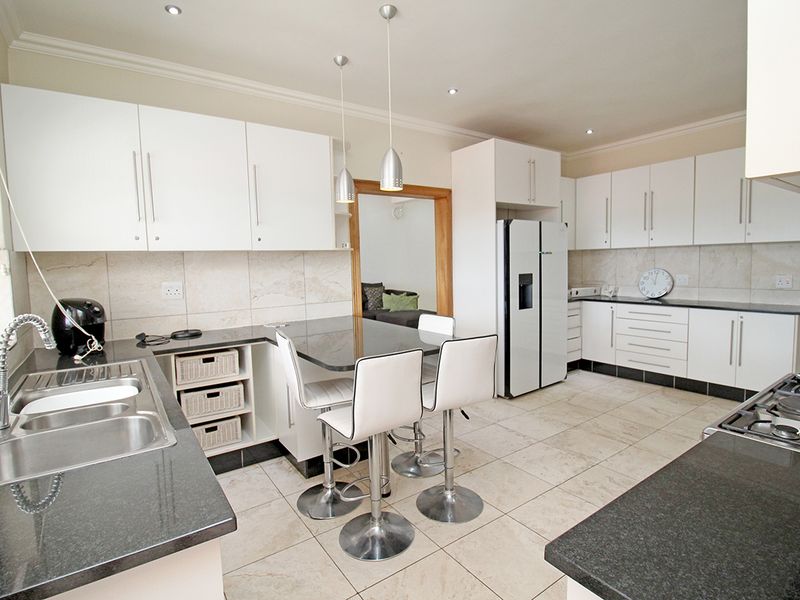 Stunning 8 bedroom freestanding home in Cyrildene, Johannesburg perfect for families or investment - Photo 5