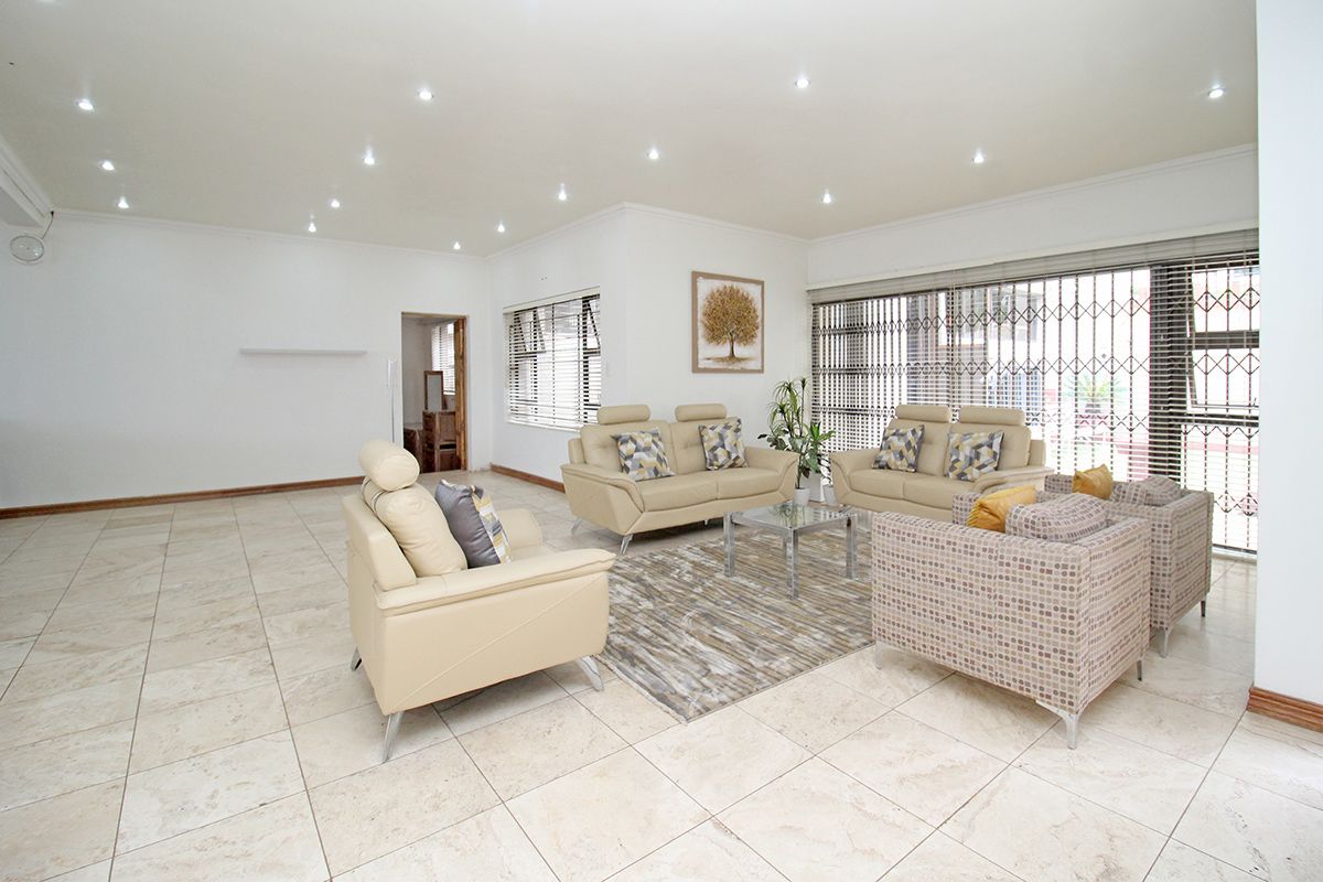 Stunning 8 bedroom freestanding home in Cyrildene, Johannesburg perfect for families or investment - Photo 3