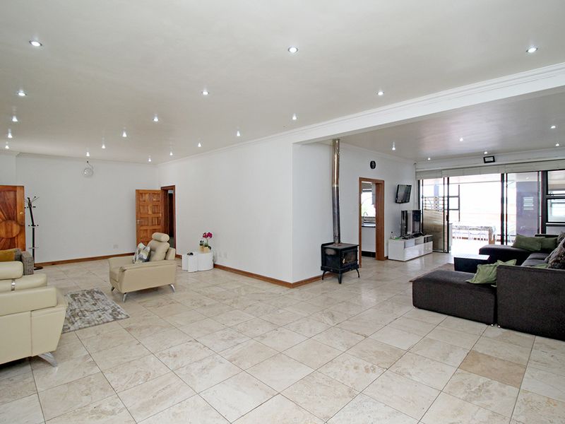 Stunning 8 bedroom freestanding home in Cyrildene, Johannesburg perfect for families or investment - Photo 10