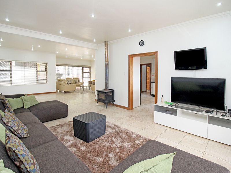 Stunning 8 bedroom freestanding home in Cyrildene, Johannesburg perfect for families or investment - Photo 7