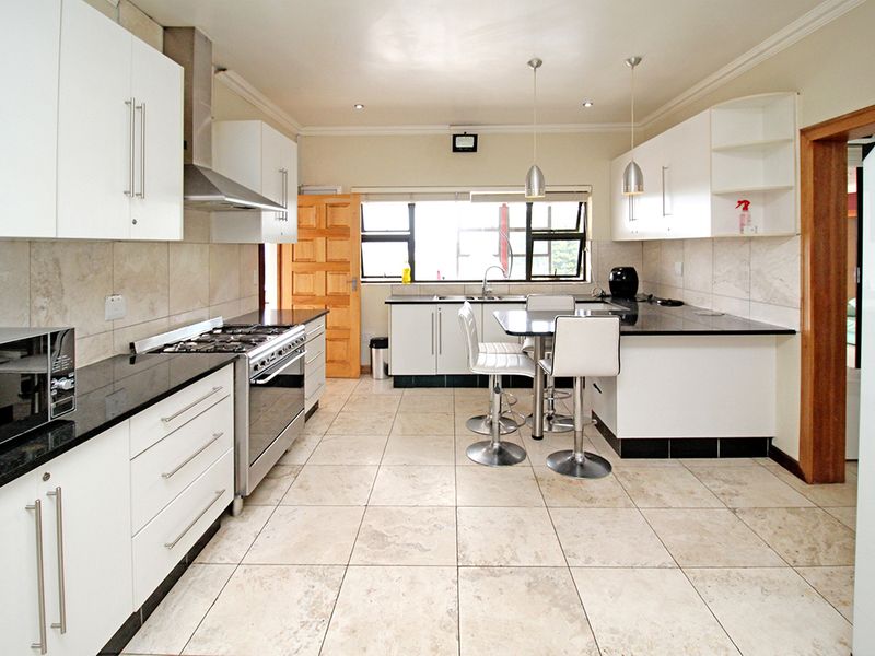Stunning 8 bedroom freestanding home in Cyrildene, Johannesburg perfect for families or investment - Photo 6