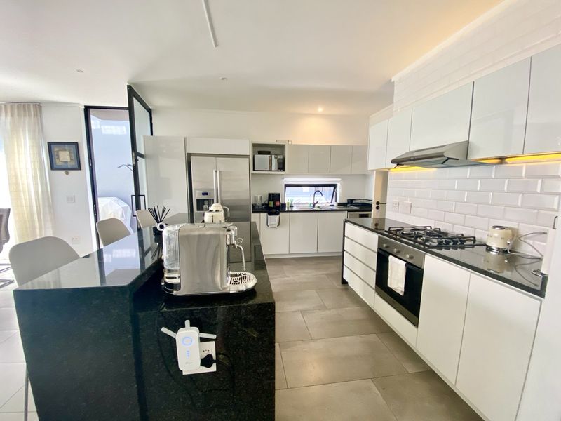 Furnished 3 Bedroom Townhouse to Let in Dunkeld West - Photo 4