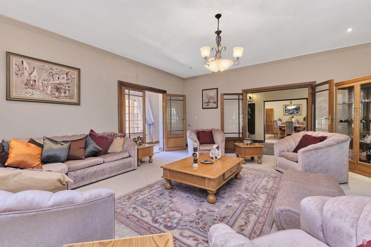 Large Family Home with cottage in Prime Location. +- 800m2 under roof - Photo 2