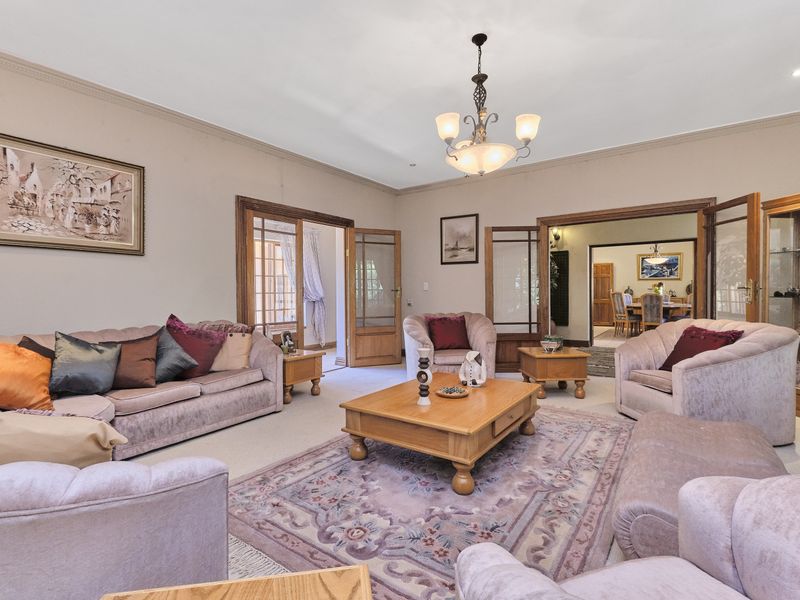 Large Family Home with cottage in Prime Location. +- 800m2 under roof - Photo 2