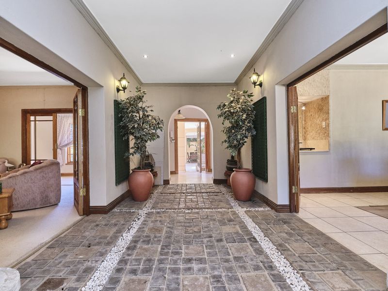 Large Family Home with cottage in Prime Location. +- 800m2 under roof - Photo 4