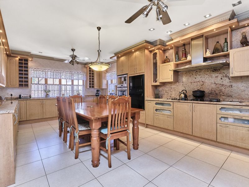 Large Family Home with cottage in Prime Location. +- 800m2 under roof - Photo 10